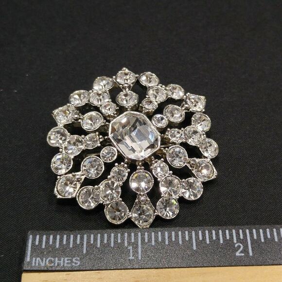 Vintage LIZ CLAIBORNE Rhinestone Pin Brooch, Wedding Snowflake Design, 2 Inches - Picture 4 of 6